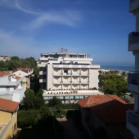 Apartment Riviera Palace Giulianova: Beachfront In Location *
